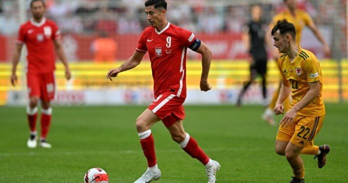 01.06.2022. Wrocław. Mecz Ligi Narodów Polska - Walia. Na zdjęciu (przy piłce): Robert Lewandowski - kapitan reprezentacji Polski / Maciej Kulczyński / PAP/