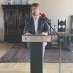 04.06.2022. Sandomierz. Wystawa prac Stanisława Hiszpańskiego. Na zdjęciu: Mikołaj Getka-Kenig - dyrektor Muzeum Zamkowego w Sandomierzu / Grażyna Szlęzak / Radio Kielce