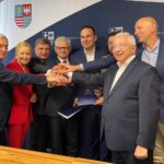 14.06.2022. Kielce. Podpisanie umowy na budowę obwodnicy Starachowic. Na zdjęciu (od lewej): Andrzej Bętkowski - marszałek województwa, Agnieszka Kuś - radna powiatu starachowickiego, Andrzej Pruś - przewodniczący sejmiku, Jerzy Wrona - dyrektor Świętokrzyskiego Zarządu Dróg Wojewódzkich, Wojciech Pałczyński - pełnomocnik inwestora, Fatich Budan - prezes Fabe Polska Sp z o.o., poseł PiS Krzysztof Lipiec, Marcin Perz - prezes SSE Starachowice / Michał Kita / Radio Kielce