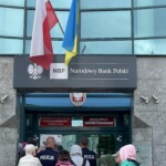 21.06.2022. Kielce. Narodowy Bank Polski Oddział Okręgowy w Kielcach. Kolejka do zakupu srebrnych monet kolekcjonerskich / Fot. Sebastian Kalwat - Radio Kielce