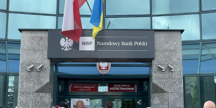 21.06.2022. Kielce. Narodowy Bank Polski Oddział Okręgowy w Kielcach. Kolejka do zakupu srebrnych monet kolekcjonerskich / Fot. Sebastian Kalwat - Radio Kielce