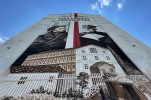 01.06.2022. Ostrowiec Świętokrzyski. Mural na ścianie Izby Pamięci Cukrownictwa / Emilia Sitarska / Radio Kielce