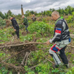 Rajd, którego nie zatrzyma nawet wojna - Radio Kielce Porządkowanie wraz z wolontariuszami z Wrocławia starego polskiego cmentarza w Jampolu, przy obecnej granicy z Mołdawią / źródło: archiwum prywatne