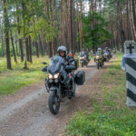 Rajd, którego nie zatrzyma nawet wojna - Radio Kielce Robiący niesamowite wrażenie wjazd do lasu w Bykowni pod Kijowem, gdzie grzebano ofiary NKWD rozstrzeliwane w Kijowie. Zwłoki przywożono do lasu specjalnym tramwajem / źródło: archiwum prywatne