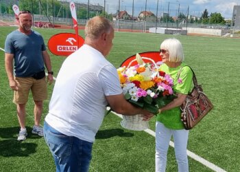 Mirosława Sarna otrzymuje kwiaty na zakończenie kariery trenerskiej / Maciej Makuła / Radio Kielce
