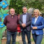 02.06.2022. Tokarnia. Piknik seniorski. Na zdjęciu (od lewej): Tadeusz Sikora - dyrektor Muzeum Wsi Kieleckiej, Jarosław Karyś - przewodniczący Rady Miasta Kielce i Renata Janik - wicemarszałek województwa świętokrzyskiego / Michał Kita / Radio Kielce