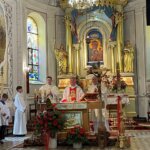 12.05.2022. Suchedniów. 50. rocznica uwolnienia obrazu Matki Boskiej Częstochowskiej przez księdza infułata Józefa Wójcika oraz 50. rocznica jego przybycia do Suchedniowa. Na zdjęciu (od lewej): ks. Łukasz Kutera - wikariusz parafii pw. św. Andrzeja Apostoła w Suchedniowie, ks. Wojciech Marchewka - wikariusz parafii pw. św. Andrzeja Apostoła w Suchedniowie, ks. Marek Migocki - proboszcz parafii pw. św. Andrzeja Apostoła w Suchedniowie / Paulina Michta / Radio Kielce