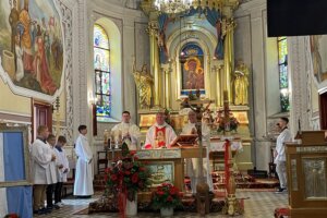 12.05.2022. Suchedniów. 50. rocznica uwolnienia obrazu Matki Boskiej Częstochowskiej przez księdza infułata Józefa Wójcika oraz 50. rocznica jego przybycia do Suchedniowa. Na zdjęciu (od lewej): ks. Łukasz Kutera - wikariusz parafii pw. św. Andrzeja Apostoła w Suchedniowie, ks. Wojciech Marchewka - wikariusz parafii pw. św. Andrzeja Apostoła w Suchedniowie, ks. Marek Migocki - proboszcz parafii pw. św. Andrzeja Apostoła w Suchedniowie / Paulina Michta / Radio Kielce