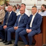 12.05.2022. Suchedniów. 50. rocznica uwolnienia obrazu Matki Boskiej Częstochowskiej przez księdza infułata Józefa Wójcika oraz 50. rocznica jego przybycia do Suchedniowa. Na zdjęciu (od lewej): Krzysztof Adamiec - przewodniczący rady miasta, Cezary Blach - burmistrz Suchedniowa i Dariusz Miernik -  zastępca burmistrza Suchedniowa / Paulina Michta / Radio Kielce