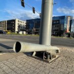 08.06.2022. Kielce. Wygięty słupek po zniszczonym znaku drogowym / Wiktor Taszłow / Radio Kielce