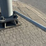 08.06.2022. Kielce. Wygięty słupek po zniszczonym znaku drogowym / Wiktor Taszłow / Radio Kielce