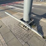 08.06.2022. Kielce. Wygięty słupek po zniszczonym znaku drogowym / Wiktor Taszłow / Radio Kielce