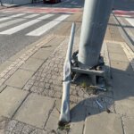 08.06.2022. Kielce. Wygięty słupek po zniszczonym znaku drogowym / Wiktor Taszłow / Radio Kielce