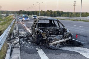 18.06.2022. Trasa S7 koło Skarżyska-Kamiennej. Pożar auta / Fot. Wiktor Taszłow - Radio Kielce