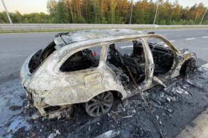 18.06.2022. Trasa S7 koło Skarżyska-Kamiennej. Pożar auta / Fot. Wiktor Taszłow - Radio Kielce