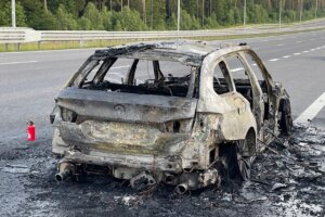 18.06.2022. Trasa S7 koło Skarżyska-Kamiennej. Pożar auta / Fot. Wiktor Taszłow - Radio Kielce