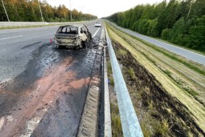 18.06.2022. Trasa S7 koło Skarżyska-Kamiennej. Pożar auta / Fot. Wiktor Taszłow - Radio Kielce