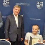 28.06.2022. Kielce. Wręczenie stypendiów dla sportowców. Na zdjęciu (od lewej): Tomasz Jamka - członek zarządu województwa świętokrzyskiego, Andrzej Pruś - przewodnicząc sejmiku województwa, Szymon Moćko - Pactum Kielce, Andrzej Bętkowski - marszałek województwa świętokrzyskiego / Fot. Maciej Makuła - Radio Kielce