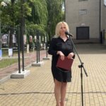 14.06.2022. Ćmielów. Otwarcie wystawy poświęconej twórczości Gustawa Hadyny. Na zdjęciu:Wioletta Rogala-Mazur - dyrektor Domu Kultury im. Witolda Gombrowicza w Ćmielowie / Emilia Sitarska / Radio Kielce