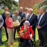 06.06.2022. Nowy Korczyn. Goście pani Władysławy Pater obchodzącej setne urodziny / Michał Kita / Radio Kielce