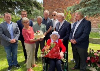 06.06.2022. Nowy Korczyn. Goście pani Władysławy Pater obchodzącej setne urodziny / Michał Kita / Radio Kielce