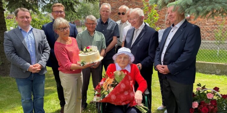 06.06.2022. Nowy Korczyn. Goście pani Władysławy Pater obchodzącej setne urodziny / Michał Kita / Radio Kielce