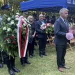 11.06.2022. Wykus. Uroczystości rocznicowe. Kwiaty składa senator Jarosław Rusiecki  / Emilia Sitarska / Radio Kielce