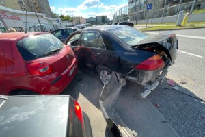 24.06.2022. Kielce. Zderzenie autobusu miejskiego z autem osobowym / Fot. Wiktor Taszłow - Kielce