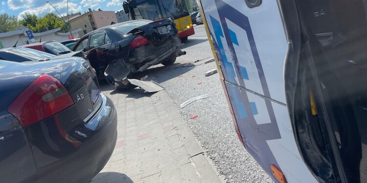 24.06.2022. Kielce. Zderzenie autobusu miejskiego z autem osobowym / Fot. Wiktor Taszłow - Kielce