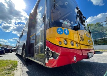 24.06.2022. Kielce. Zderzenie autobusu miejskiego z autem osobowym / Fot. Wiktor Taszłow - Kielce