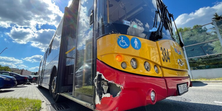 24.06.2022. Kielce. Zderzenie autobusu miejskiego z autem osobowym / Fot. Wiktor Taszłow - Kielce