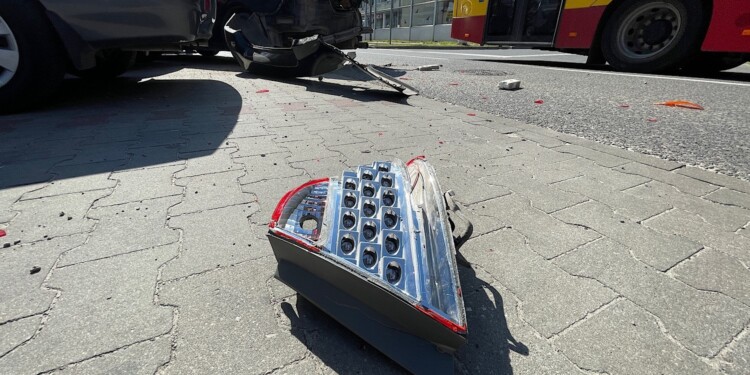 24.06.2022. Kielce. Zderzenie autobusu miejskiego z autem osobowym / Fot. Wiktor Taszłow - Kielce