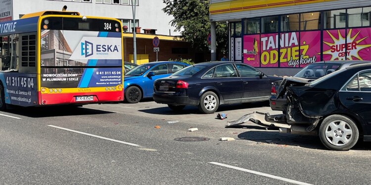 24.06.2022. Kielce. Zderzenie autobusu miejskiego z autem osobowym / Fot. Wiktor Taszłow - Kielce