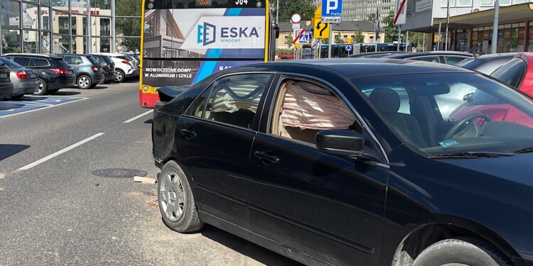 24.06.2022. Kielce. Zderzenie autobusu miejskiego z autem osobowym / Fot. Wiktor Taszłow - Kielce