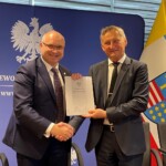 07.07.2022. Kielce. Dofinansowanie z rządowego Funduszu Rozwoju Przewozów Autobusowych. Na zdjęciu (od lewej): Tomasz Staniek - starosta opatowski i Zbigniew Koniusz - wojewoda świętokrzyski / Fot. Michał Kita - Radio Kielce