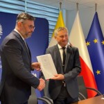 07.07.2022. Kielce. Dofinansowanie z rządowego Funduszu Rozwoju Przewozów Autobusowych. Na zdjęciu (od lewej): Tomasz Jamka - członek zarządu województwa świętokrzyskiego i Zbigniew Koniusz - wojewoda świętokrzyski / Fot. Michał Kita - Radio Kielce