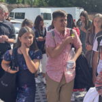 29.07.2022. Sandomierz. Koloniści z Kijowa w Sandomierzu. Na zdjęciu z lalką ks Bogusław Pitucha -dyrektor Caritas Diecezji Sandomierskiej. / Fot. Grażyna Szlęzak - Radio Kielce