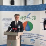 04.07.2022. Kielce. Przekazanie środków z Wojewódzkiego Funduszu Ochrony Środowiska i Gospodarki Wodnej na wymianę piecyków gazowych. Na zdjęciu: Krzysztof Słoń - senator PiS / Fot. Michał Kita - Radio Kielce