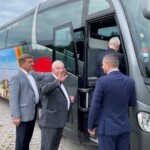 08.07.2022. Kielce. Uruchomienie połącznia autobusowego z Kielc na Święty Krzyż. Na zdjęciu (od lewej): Andrzej Pruś - przewodniczący Sejmiku Województwa Świętokrzyskiego, Krzysztof Lipiec - pełnomocnik kieleckiego okręgu PiS, Marcin Piętak - prezes Regionalnej Organizacji Turystycznej województwa świętokrzyskiego i o. Marian Puchała - superior klasztoru na Świętym Krzyżu / Fot. Michał Kita - Radio Kielce