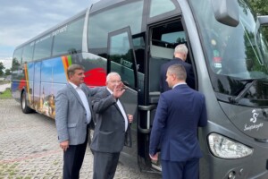 08.07.2022. Kielce. Uruchomienie połącznia autobusowego z Kielc na Święty Krzyż. Na zdjęciu (od lewej): Andrzej Pruś - przewodniczący Sejmiku Województwa Świętokrzyskiego, Krzysztof Lipiec - pełnomocnik kieleckiego okręgu PiS, Marcin Piętak - prezes Regionalnej Organizacji Turystycznej województwa świętokrzyskiego i o. Marian Puchała - superior klasztoru na Świętym Krzyżu / Fot. Michał Kita - Radio Kielce