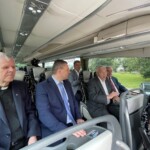 08.07.2022. Kielce. Uruchomienie połącznia autobusowego z Kielc na Święty Krzyż. Na zdjęciu (od lewej): o. Marian Puchała - superior klasztoru na Świętym Krzyżu, Marcin Piętak - prezes Regionalnej Organizacji Turystycznej województwa świętokrzyskiego, Andrzej Pruś - przewodniczący Sejmiku Województwa Świętokrzyskiego, Krzysztof Lipiec - pełnomocnik kieleckiego okręgu PiS i Andrzej Bętkowski - marszałek województwa świętokrzyskiego / Fot. Michał Kita - Radio Kielce
