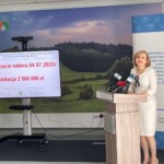 04.07.2022. Kielce. Przekazanie środków z Wojewódzkiego Funduszu Ochrony Środowiska i Gospodarki Wodnej na wymianę piecyków gazowych. Na zdjęciu: Anna Krupka - wiceminister sportu i turystyki / Fot. Michał Kita - Radio Kielce