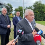 08.07.2022. Kielce. Uruchomienie połącznia autobusowego z Kielc na Święty Krzyż. Na zdjęciu (od lewej): o. Marian Puchała - superior klasztoru na Świętym Krzyżu, Marcin Piętak - prezes Regionalnej Organizacji Turystycznej województwa świętokrzyskiego i Krzysztof Lipiec - pełnomocnik kieleckiego okręgu PiS / Fot. Michał Kita - Radio Kielce