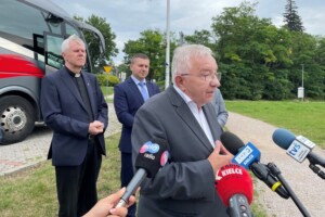 08.07.2022. Kielce. Uruchomienie połącznia autobusowego z Kielc na Święty Krzyż. Na zdjęciu (od lewej): o. Marian Puchała - superior klasztoru na Świętym Krzyżu, Marcin Piętak - prezes Regionalnej Organizacji Turystycznej województwa świętokrzyskiego i Krzysztof Lipiec - pełnomocnik kieleckiego okręgu PiS / Fot. Michał Kita - Radio Kielce