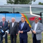 08.07.2022. Kielce. Uruchomienie połącznia autobusowego z Kielc na Święty Krzyż. Na zdjęciu (od lewej): Andrzej Bętkowski - marszałek województwa świętokrzyskiego, Krzysztof Lipiec - pełnomocnik kieleckiego okręgu PiS, o. Marian Puchała - superior klasztoru na Świętym Krzyżu, Marcin Piętak - prezes Regionalnej Organizacji Turystycznej województwa świętokrzyskiego i Andrzej Pruś - przewodniczący Sejmiku Województwa Świętokrzyskiego / Fot. Michał Kita - Radio Kielce