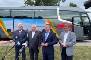 08.07.2022. Kielce. Uruchomienie połącznia autobusowego z Kielc na Święty Krzyż. Na zdjęciu (od lewej): Andrzej Bętkowski - marszałek województwa świętokrzyskiego, Krzysztof Lipiec - pełnomocnik kieleckiego okręgu PiS, o. Marian Puchała - superior klasztoru na Świętym Krzyżu, Marcin Piętak - prezes Regionalnej Organizacji Turystycznej województwa świętokrzyskiego i Andrzej Pruś - przewodniczący Sejmiku Województwa Świętokrzyskiego / Fot. Michał Kita - Radio Kielce