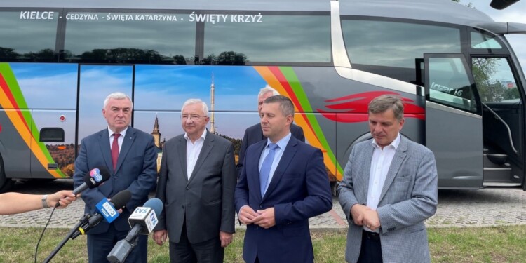 08.07.2022. Kielce. Uruchomienie połącznia autobusowego z Kielc na Święty Krzyż. Na zdjęciu (od lewej): Andrzej Bętkowski - marszałek województwa świętokrzyskiego, Krzysztof Lipiec - pełnomocnik kieleckiego okręgu PiS, o. Marian Puchała - superior klasztoru na Świętym Krzyżu, Marcin Piętak - prezes Regionalnej Organizacji Turystycznej województwa świętokrzyskiego i Andrzej Pruś - przewodniczący Sejmiku Województwa Świętokrzyskiego / Fot. Michał Kita - Radio Kielce