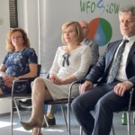 04.07.2022. Kielce. Przekazanie środków z Wojewódzkiego Funduszu Ochrony Środowiska i Gospodarki Wodnej na wymianę piecyków gazowych. Na zdjęciu (od lewej): Agata Wojtyszek - poseł PiS, Anna Krupka - wiceminister sportu i turystyki i Krzysztof Słoń - senator PiS / Fot. Michał Kita - Radio Kielce