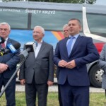 08.07.2022. Kielce. Uruchomienie połącznia autobusowego z Kielc na Święty Krzyż. Na zdjęciu (od lewej): Andrzej Bętkowski - marszałek województwa świętokrzyskiego, Krzysztof Lipiec - pełnomocnik kieleckiego okręgu PiS, o. Marian Puchała - superior klasztoru na Świętym Krzyżu, Marcin Piętak - prezes Regionalnej Organizacji Turystycznej województwa świętokrzyskiego i Andrzej Pruś - przewodniczący Sejmiku Województwa Świętokrzyskiego / Fot. Michał Kita - Radio Kielce
