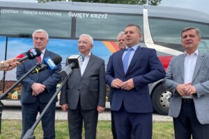 08.07.2022. Kielce. Uruchomienie połącznia autobusowego z Kielc na Święty Krzyż. Na zdjęciu (od lewej): Andrzej Bętkowski - marszałek województwa świętokrzyskiego, Krzysztof Lipiec - pełnomocnik kieleckiego okręgu PiS, o. Marian Puchała - superior klasztoru na Świętym Krzyżu, Marcin Piętak - prezes Regionalnej Organizacji Turystycznej województwa świętokrzyskiego i Andrzej Pruś - przewodniczący Sejmiku Województwa Świętokrzyskiego / Fot. Michał Kita - Radio Kielce